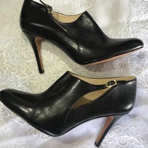 Nine West black leather heel booties size 9